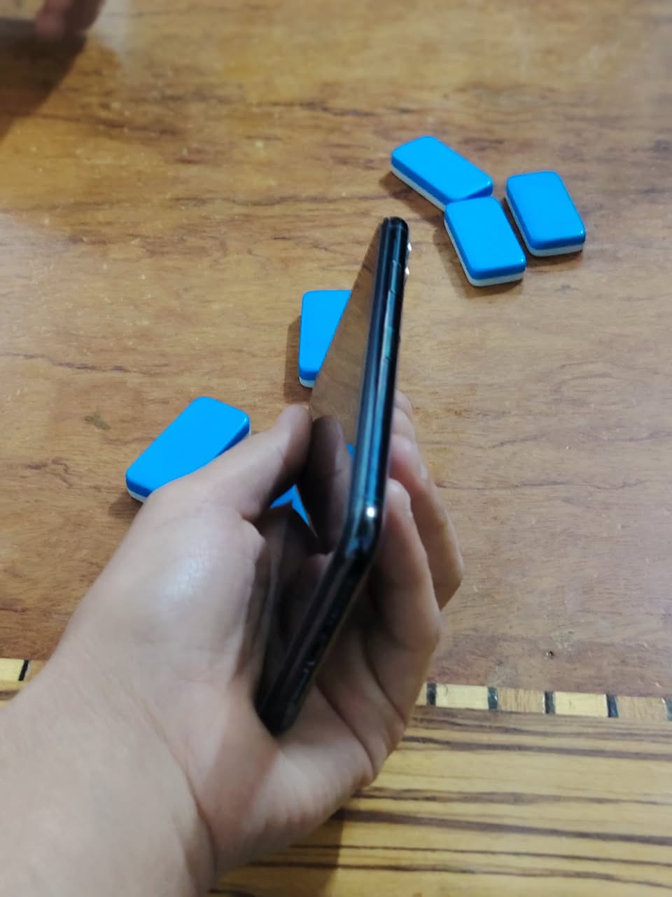 جهاز آيفون 11 برو ماكس للبيع مبدل شاشه اصلي وبطاريه اصلي قبل  اسبوع بدلتها الشاشه والبطاريه 2 ما بيهن تأشيره يعني تعرف عليهن الجهاز نوعيات اصليه فيس ايدي شغال مابي اي عطل الجهاز كلو شغال تفحص اله تبزع السعر 350 اتصل ***********
