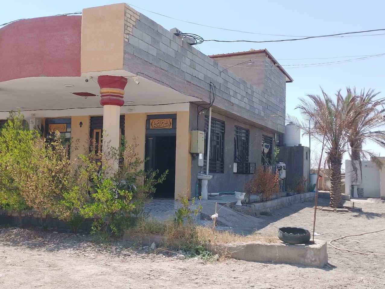 سلام عليكم للبيع  1000مترمع دار حديثه البناء كربلاء شارع بغداد قرب مجمع الكليني عمود 337يبعد عن شارع بغداد 1000 متر يتكون البيت من اربع غرف نوم على نضام سويت وصاله كبيرة ومطبغ واستقبال  وطارمه 65متر/السعـر 135وبي مجال/ علمـا المنطقه سكنيه كافة الخدمات متوفرة  الاتصال على هذا الرقم /***********////*********** ملاحضه مامتواجد على الفيس اتصل واني خادم
