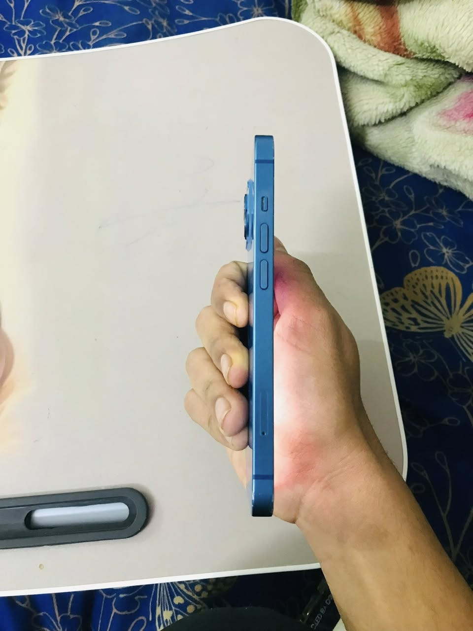 سلام عليكم
آيفون 13 العادي نضيف كلشي مابي ما داخل صيانة 

اي عطل مابي البطارية 90 

الذاكرة 128
كلشي بي شغال 
سعرة 400  وبي مجال بسيط
مكاني بغداد 
رقمي ***********
