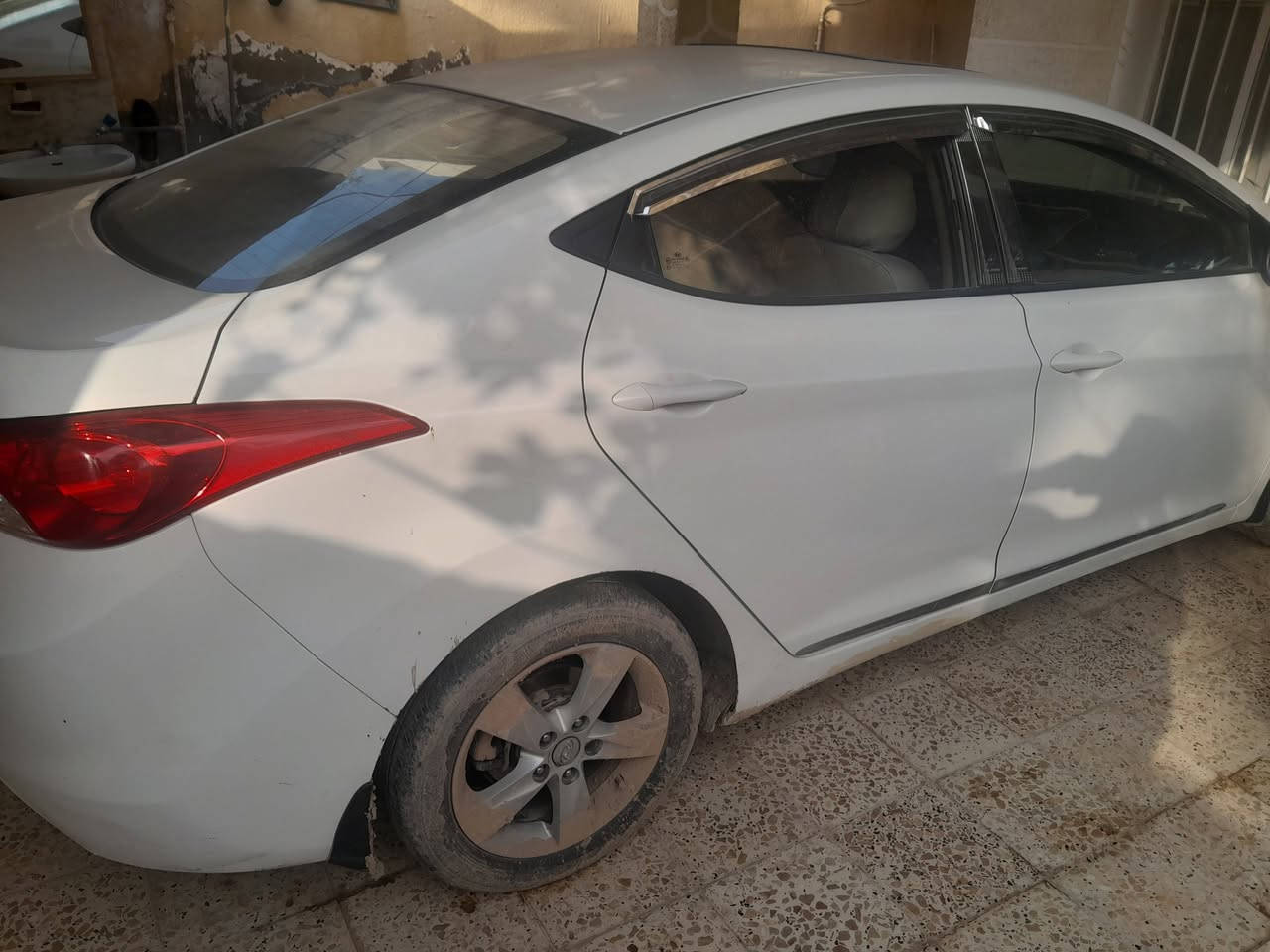 سلام عليكم 
النترا 2012 خليجي 1600 سلايت 
السياره بيها طخه من كدام دعاميه مبدله وبخشم الشاصي لا كص ولا لحيم 
السعر 105 وبيها مجال 
***********
