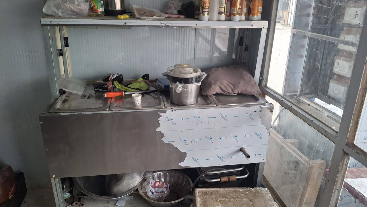 السلام عليكم أغراض مطعم كامله للبيع شويه گص 6 عيون +حمايه طعام + 6 بلنكات + ميز تجهيز + سنك  رقم الهاتف *********** بغداد ألامين الثانية
