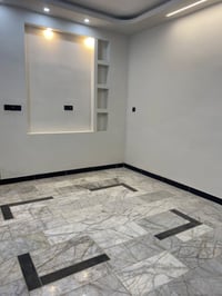 🌟 دار سكنية للبيع في حي البساتين، بغداد - مساحة: 50 م² - طابقين ونصف -...