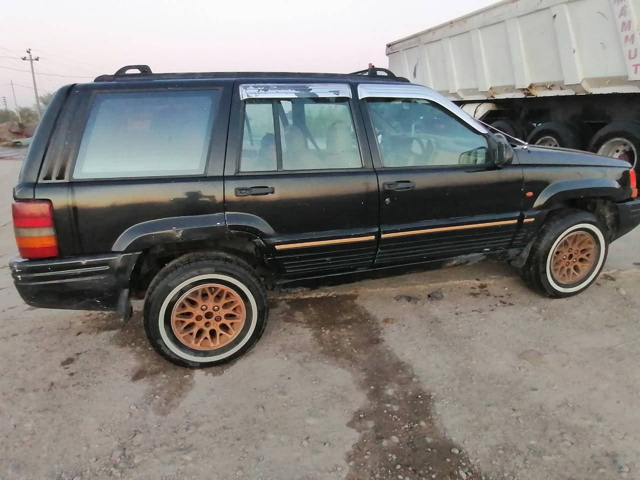 جيب شيروكي 94محرك وگير فيفيتي
رقم بغداد انگليزي 42وبيها مجال رقم صاحب السياره 
*********** العنوان ذيقار الشطره
