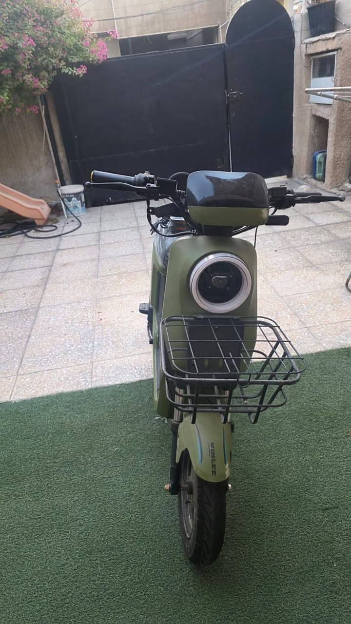 🛵⚡ للبيع دراجة شحن كهربائية R9 ⚡🛵
✨ بحالة شبه جديدة كما موضح بالصور
✨ تشغيل عن بُعد (ريموت)
✨ مع جميع الملحقات
✨ استخدام قليل جدًا

سبب البيع: الأهل يخافون على ابنهم لذلك تم عرضها للبيع.

💰 السعر المطلوب: 500 ألف دينار
📞 للتواصل: ***********

البيع فقط لمن يرغب بالشراء الجاد، والله يوفق الجميع.
