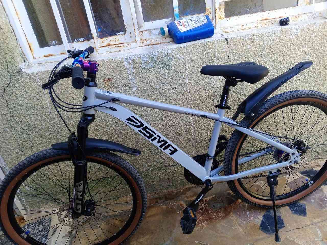 السلام عليكم البيسكل للبيع النوع رياضي 1 المكينة الأمامية 3.  والمكينة الخلفية 7.   نضافه 90.  وبي نقص جاملغ خلفي  و السعر 150وبي مجال  و هذا رقمي  *********** واتساب فقط
