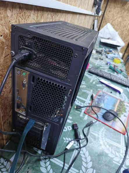 ‏سلام عليكم كيس نضيف البيع  . . . . معالج جيل تاسع ci5 . . . . رام 16 . . . . كرت شاشه AMD  RX 8g               ssd128g    hdd 1T الكيس سعرة 300 الف  ***********
