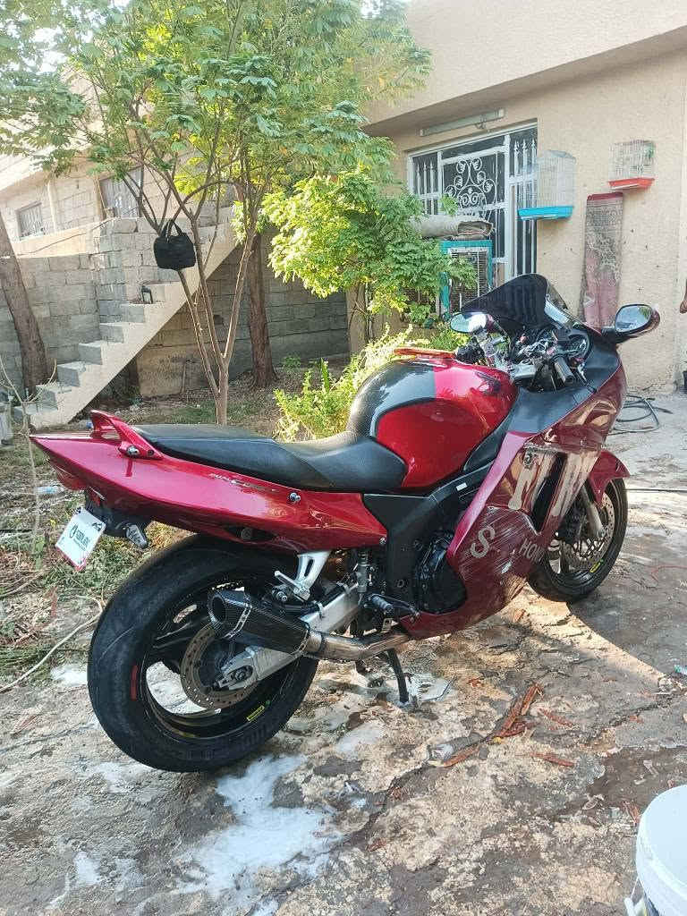 سلام عليكم 
هوندا بلاك بري مكينه 1100
دراجة جاهزه ابيع او مراوس 
***********
تواصل على ارقم بغداد, العراق
