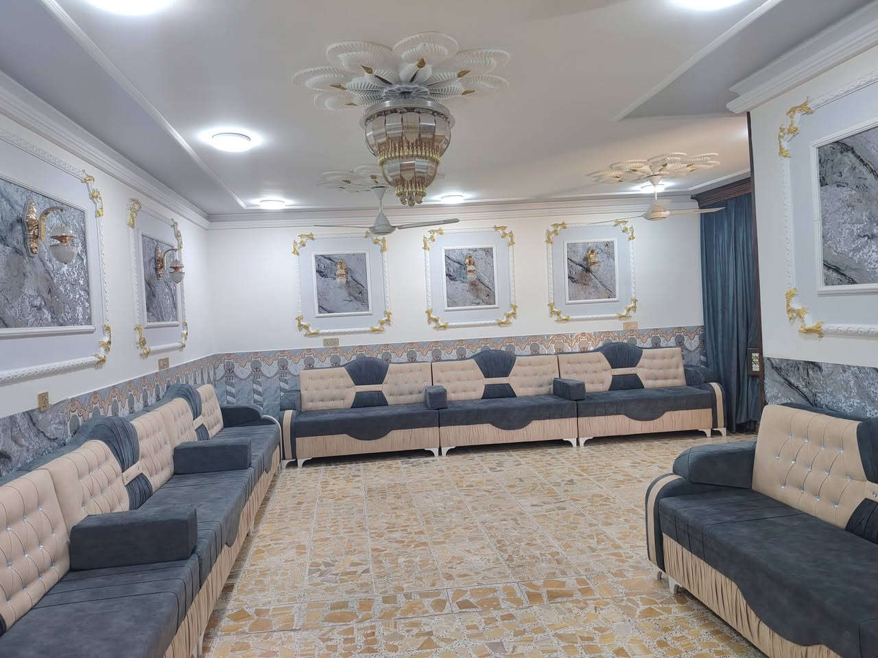 بيت للبيع ب حي الشهداء
ب ٢٣ البيت على ساحه 
المساحة 250 
بناء ابلوك 
يتكون البيت 
من اربع أقرف
غريب على شارع 40
السعر 115 وبي مجال
رقم الهاتف
***********
***********
