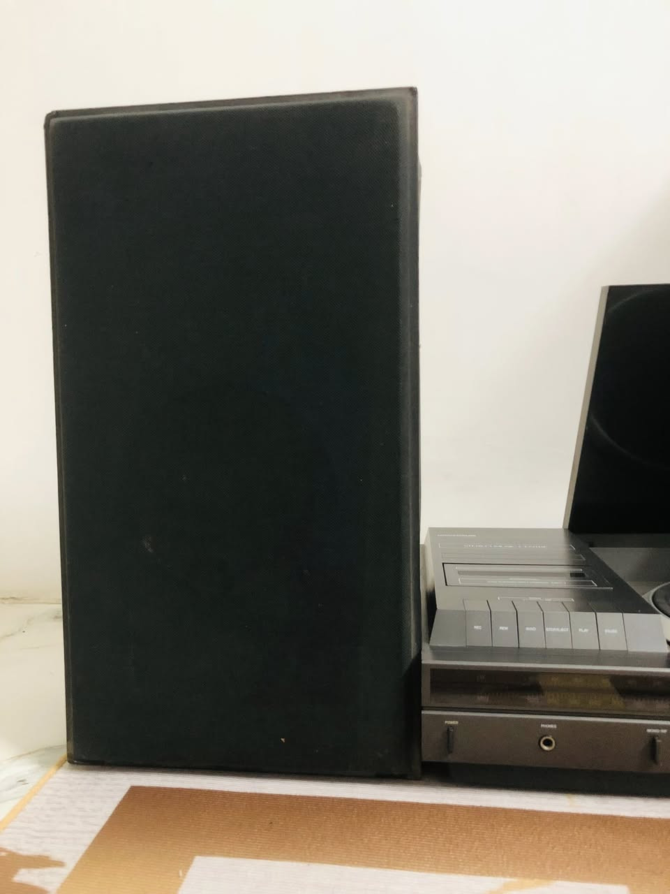 السلام عليكم
جهاز مسجل +راديو ثلاث موجات +كرام فون 
الجهاز كُلة شغال فقط الكاسيت يعلس الشريط 
جهاز جداً نظيف وسحب الراديو قوي كُلش والكرام شغال  فقط الكاسيت بي خلل 
سعر الجهاز. 75. الف مع التوصيل 
***********
