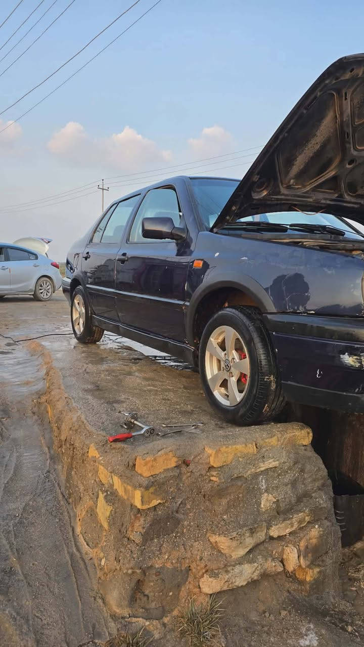 سلام عليكم سياره گولف للبيع سياره جاهزه من محرك وگير اوتو مشروع وطني تبريد شغال  السعر43وبيها مجال  /***********
