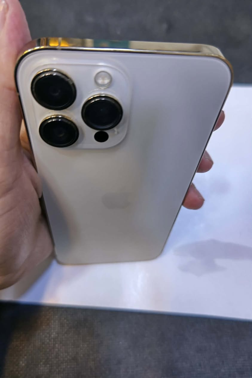 السلام عليكم ايفون ١٣برو ماكس مبدل شاشه ذاكره ٥١٢بطاريه ١٠٠ لون ذهبي خالي من المشاكل السعر ٥٥٠ العنوان بغداد حي النصر *********** التواصل واتساب
