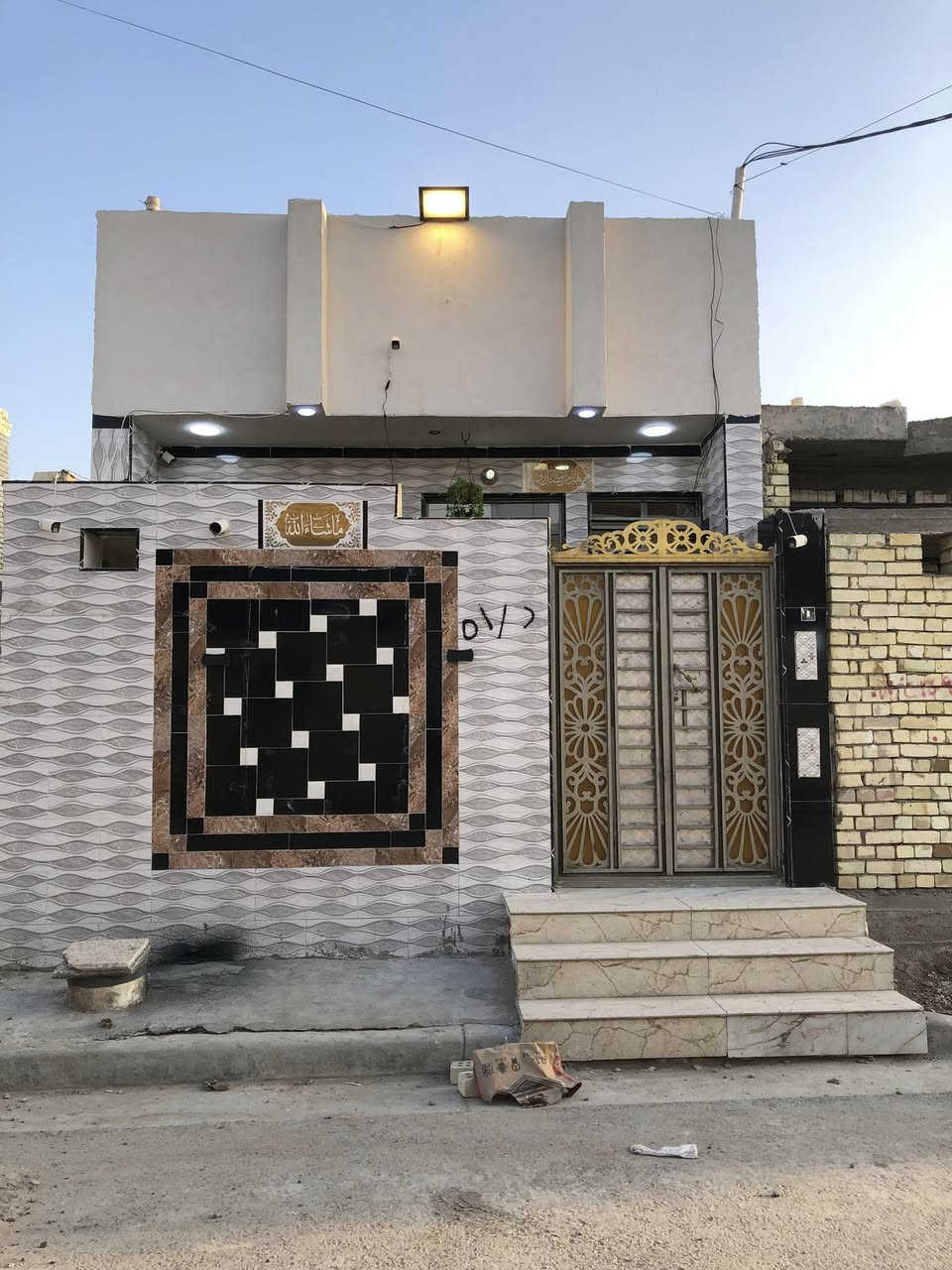 السلام عليكم بيت للبيع حي الكوفه خلف دلالية السيد اخير فرع على الجهة اليسرى مساحة 100 بيت بناء 2024 متعوب عليه ونظيف جداً كامل مابي اي نقص السعر خاص او الاتصال ‭0773 586 8554‬
