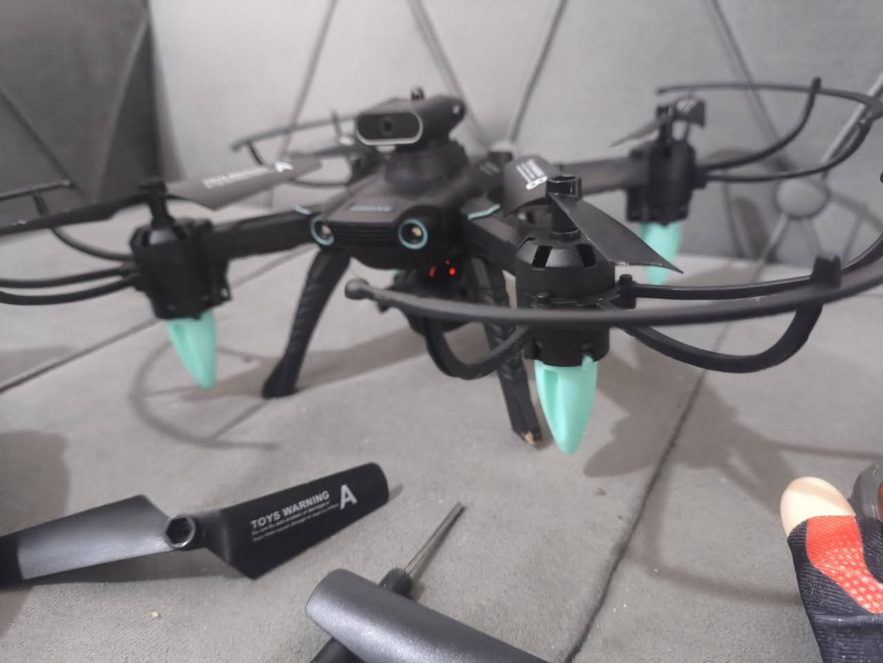 درون للبيع طيران عالي ومدئ بعيد يخبل بس التطبيق مال الكامره ماعرفه 
عنوان سوق الشيوخ 
*********** بي واتساب السعر توني اشتريته من بغداد ب65 مستخدمه 30دقيقه فقط
