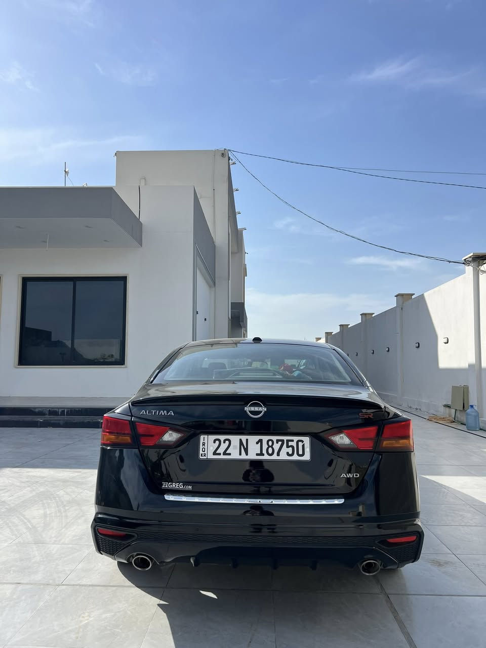 Nissan Altima SR 2023 | نيسان ألتيما SR
• المحرك: 4 أسطوانات بسعة 2.5 لتر (تنفس طبيعي).

• القوة الحصانية: 188 حصان 

• ناقل الحركة: Xtronic CVT مع نظام تنقيل يدوي (Paddle Shifters) خلف المقود.

المحرك المرتبط به: نظام AWD يتوفر عادةً مع محرك الـ 2.5 لتر (تنفس طبيعي).دفع رباعي 

• الإضاءة: مصابيح LED بالكامل (أمامية وخلفية) مع تصميم نهار جديد.

• الواجهة: شبك V-Motion بتصميم جديد باللون الكروم الأسود (Dark Chrome).

• الإضافات: جناح خلفي مدمج بالون الأسود 

• العجلات: ركاب ألمنيوم قياس 19 إنش بتصميم رياضي حصري لفئة SR.

• الراحة: تشغيل عن بعد، دخول ذكي، ومقعد سائق كهربائي بـ 8 وضعيات.

وسائل الأمان 

• نظام الكبح التلقائي في حالات الطوارئ مع كشف المشاة.

• نظام التحذير من النقاط العمياء (Blind Spot Warning).

• نظام التنبيه عند الخروج عن المسار.

للبيع السعر 160$وبيها مجال بسيط 

الرقم ***********
