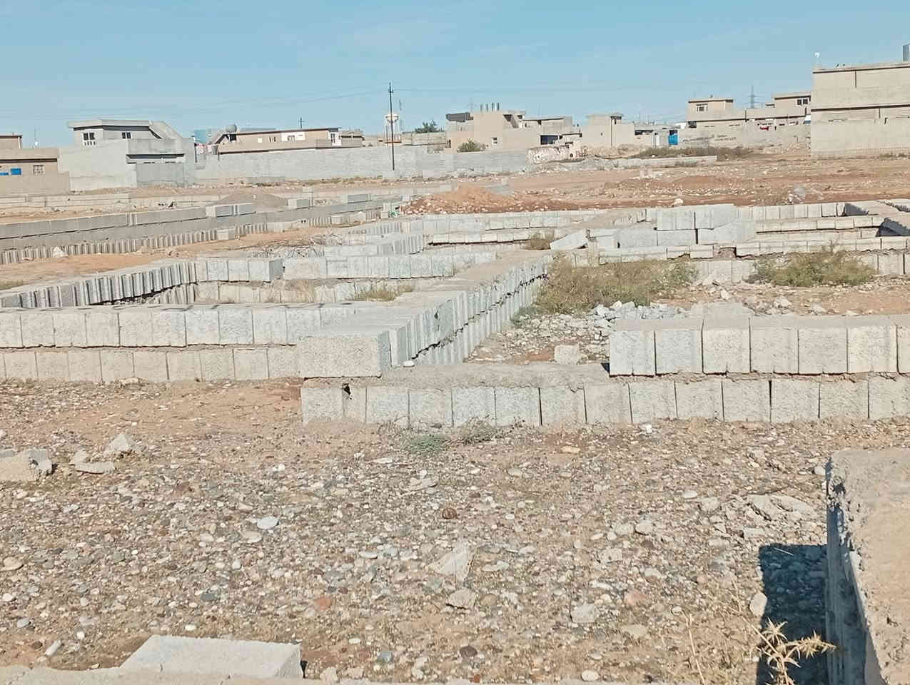 قطعة ارض مبني اساس بيها مساحة 150 متر بالمعسكر قريبه على بيت محمد رميض الصباحي سعر 3 ملايين ونص شراي خابرني واشوفك مكان القطعة ***********
