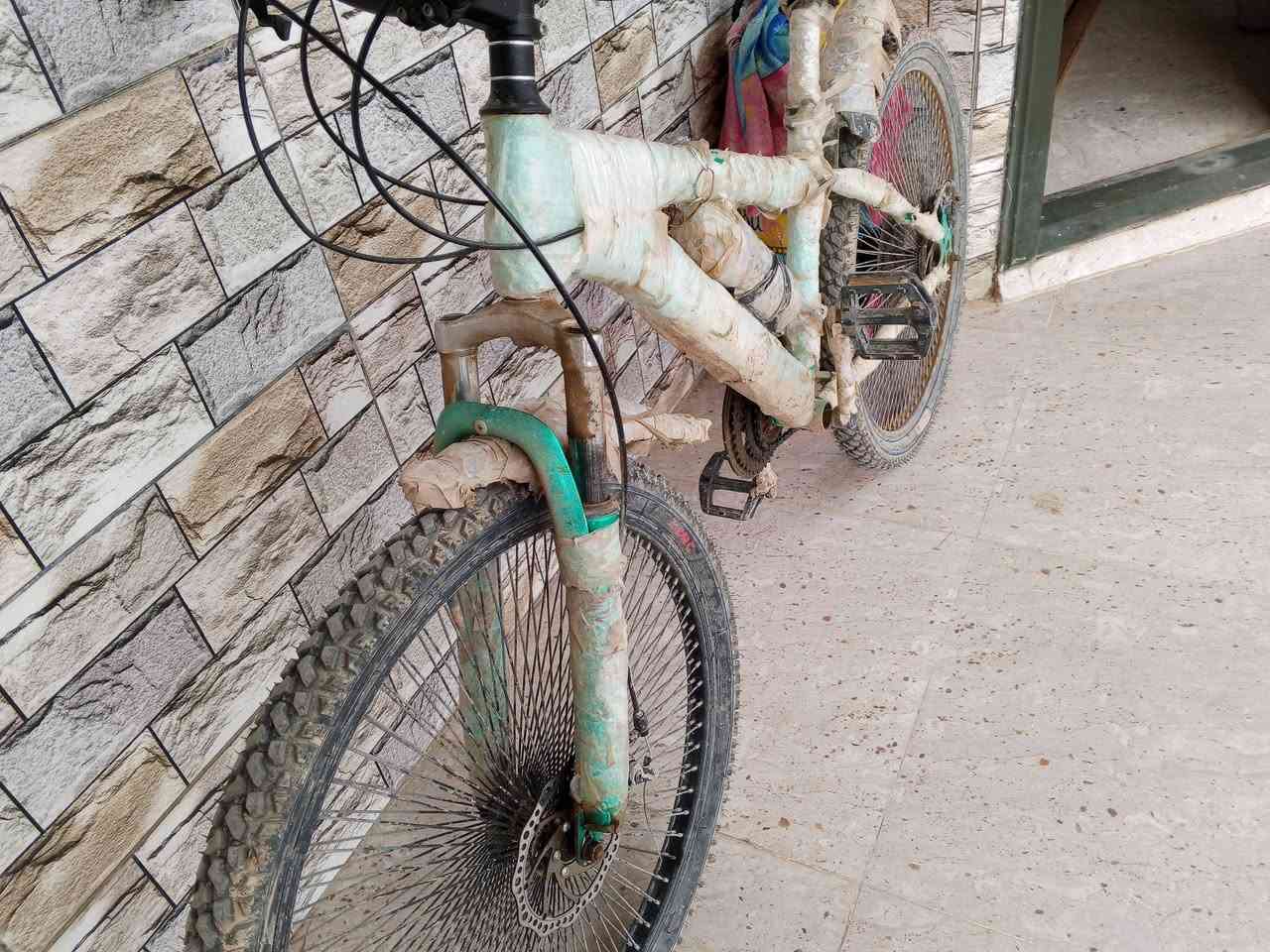 بايسكل سباقي 🚲
مستعمل شي قليل جداا 
بعدها لايلونات شركة بيها 
لونها كلش حلوة ومميز 
7 سرعة خلفي 3 سرعة امامي 
تاير الخلفي وامامي بريك رياضي مابيهن اي. مشكلة 
بايسكل تجي اذا مفتوح منها برغي لاتشتريها مابيها نقطة زنجار يعني بعدها بجيس شركة 
سعر 150 الف وبي مجال قليل للشراي 
*********** واتساب ايضا موجود رجاء الي مو شراي لايتعبني
