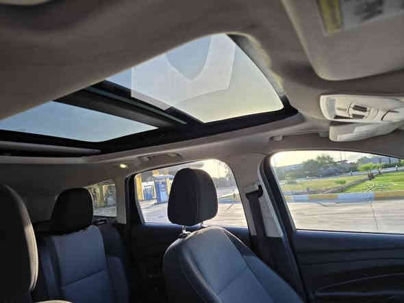 فۆرد ئیسکەیپ 2017
مەینە 15 و تۆربۆ  گئڕو مەکینەی بەشەرت سپانەی بەرنەکەوتوە
زۆر جوان و خاوئن ، تەنها دوپارچەی سبوغە بئ ناوگرتن.
فول مۆسەفات 
پانۆڕاماو  شاشە گەورەو کوشن جڵد و هیتەر و ڕادار سنودوق شەفەت کۆدی دەرگاو لیدو  زۆر مۆسەفاتی تر.
شوئن ڕانیە
نرخی 113 گەلا 
ژمارە موبایل: *********** رانية
