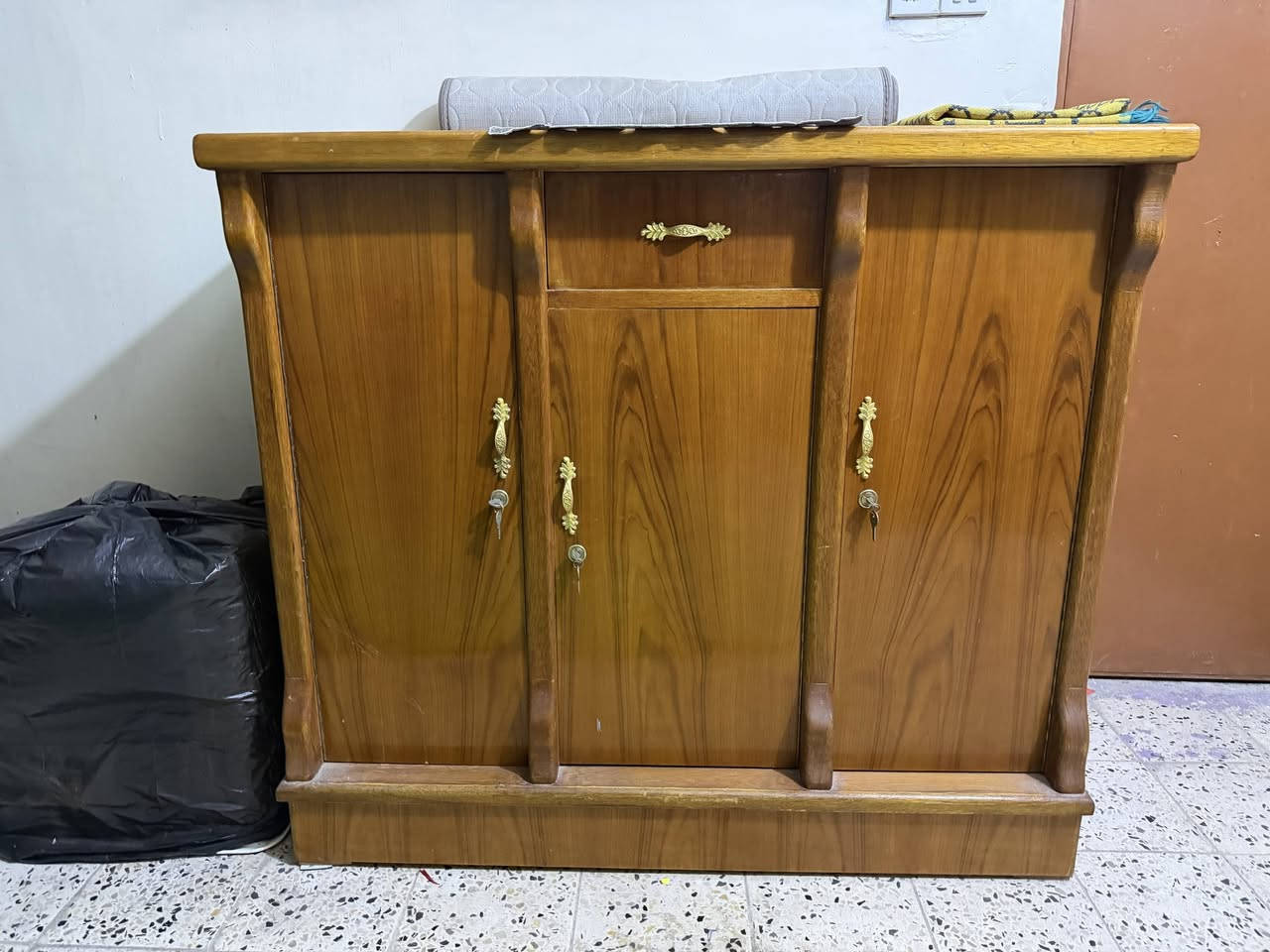 للبيع
ميز مكتبي يصير للمكتب و يصير للدراسة 
حديد و كزاز 
السعر 110

بوفيه خشب 
شغل مضبوط
السعر 200

جرباية حديد نفرين 
السعر 150

لوكر ملابس حديد
 يحتوي على خزنة
السعر 100


**إذا كنت صاحب هذا الإعلان وتريد حذفه لأي سبب، رجاءا أرسل رسالة إلى الدعم الفني**