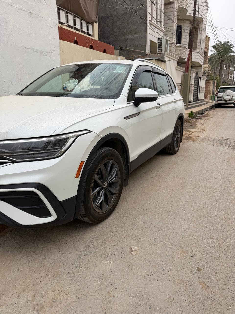 للبيع فولكس فاغن تيكوان 2023 (Volkswagen Tiguan) SE
✅ موديل: 2023

✅ اللون: أبيض لؤلؤي

✅ محرك اقتصادي وقوي ومزود

✅ جير أوتوماتيك +تشغيل عن بعد +ابواب كله بصمه

✅ شاشة + Apple CarPlay

✅ كاميرا خلفية وحساسات ورادر كل الجوانب ومنع تصادم امامي وخلفي وجانبي + تحديد مسار +تحديد سرعه

✅ السيارة نظيفة جداً واستعمال شخصي.

 السياره 7 راكب

السياره فول مواصفات عدا الفتحه 👍 

الملاحظات:

باب خلفي صبغ.

باب السائق نصف صبغ.

أيرباك باب ايسر خلفي فقط

السيارة حالتها ممتازة ميكانيكياً مال شركه وكله جديد ومضمون +السياره دهن كله شركه + وكله سوبر ومحسن ابد ممخلي اله عادي معتني بيه كلش 

السعر.190 وبيه مجال


**إذا كنت صاحب هذا الإعلان وتريد حذفه لأي سبب، رجاءا أرسل رسالة إلى الدعم الفني**