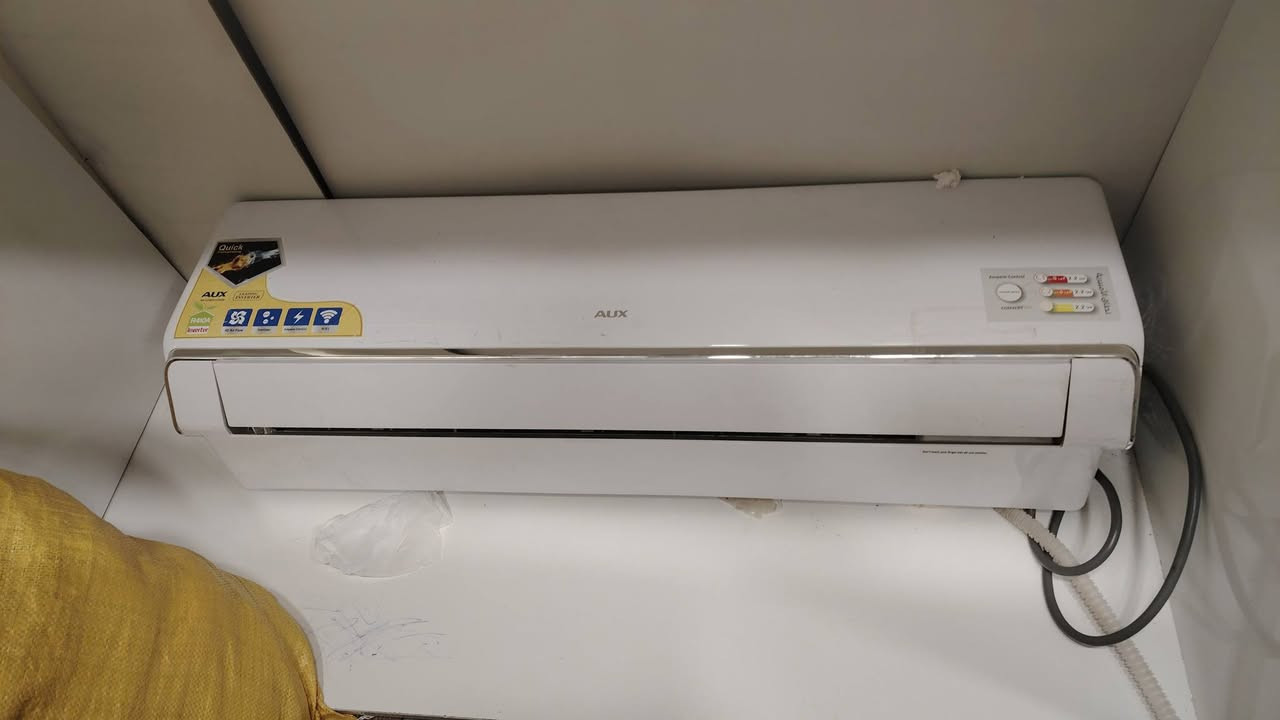 الي يده يدخل واتساب ***********
