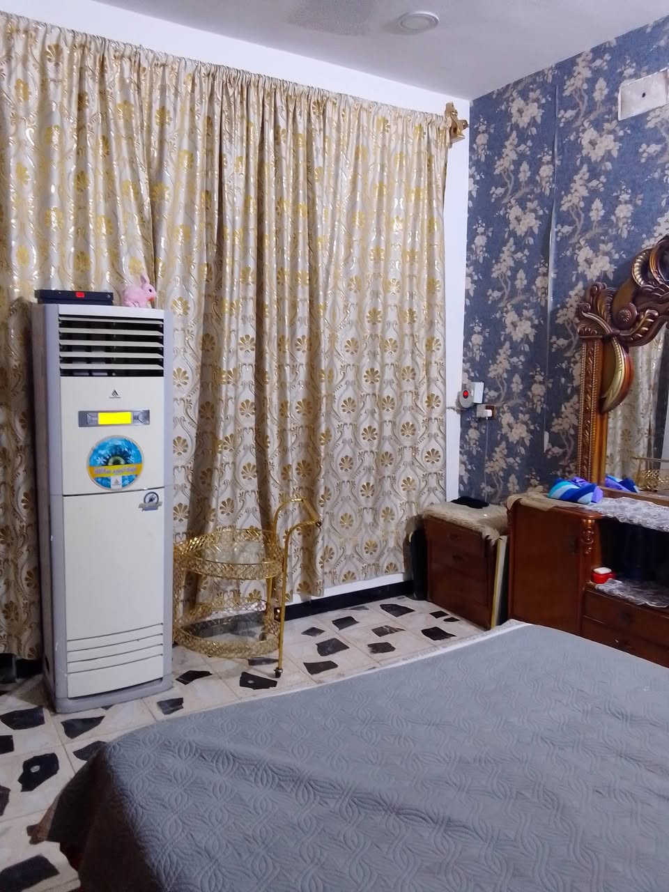 السلام عليكم 
الدار للبيع في منطقه جسر ديالى الكرغولية 
مساحه 180متر 
يتكون الدار من غرفتين نوم + استقبال+هول+ صحيات عدد 2 وحمام واحد+ مطبخ حار +مطبخ بارد 
للتواصل عبر رقم الهاتف 
***********
