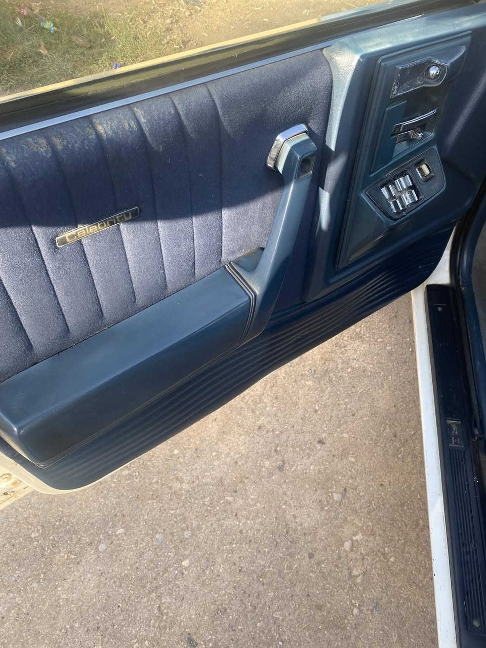 السلام عليكم سلبرتي 1989 صبغ بسبب الجراد السيارة جديدة وعلى وضع الشركة محرك كير صدر تبريد تدفئه تخم تاير تبريد كهربائيات ماكو شي مايشتغل بيها دبل فيت بم 
السعر 49 ترهم مراوس 
***********
