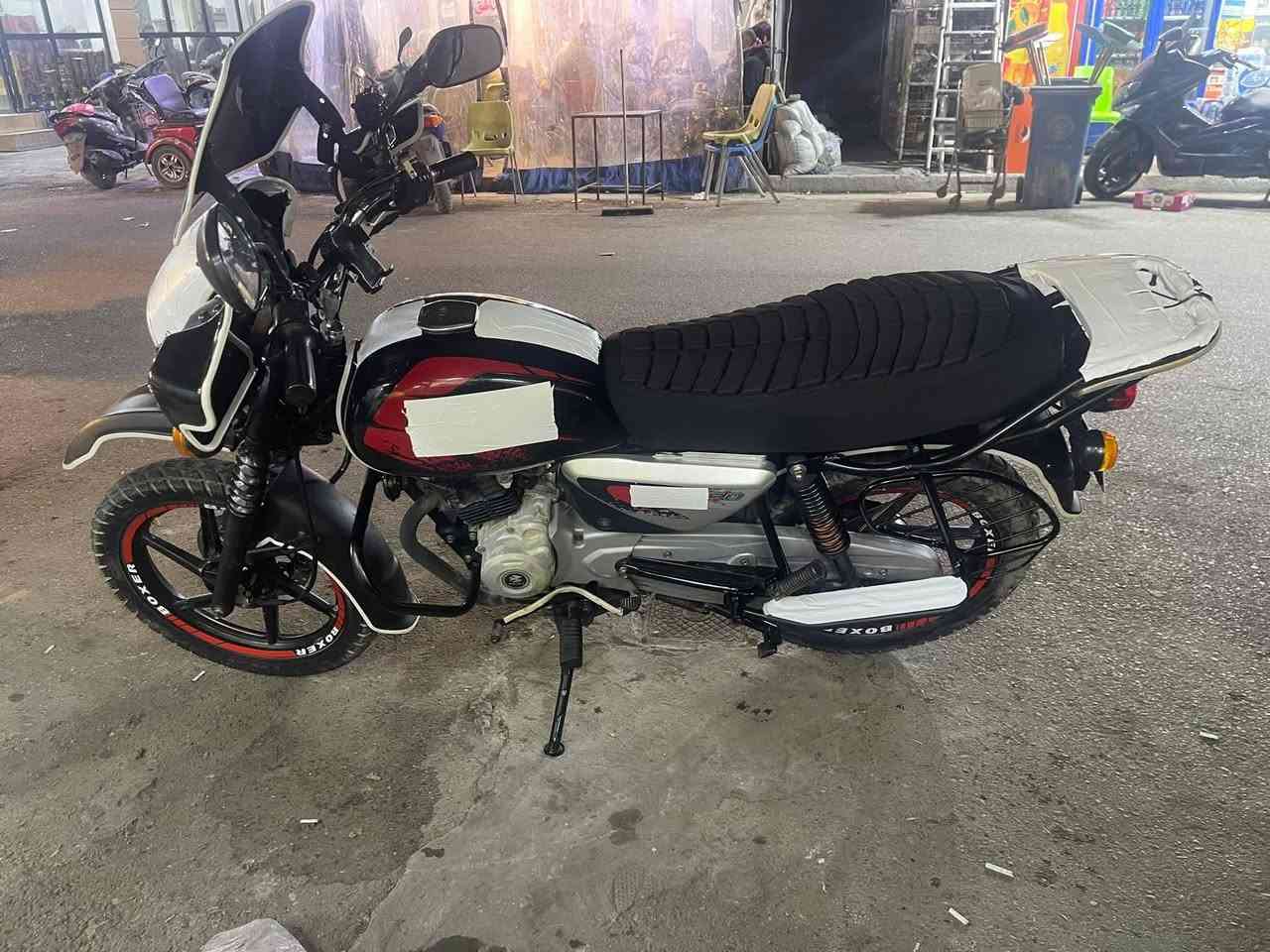 سلام عليكم
للبيع بوكسر 23نزول24 مرقمه سنويه لوحات كامله تحويل ثاني يوم مابيه اي نقص كبل للشارع مكاني بغداد 
***********
