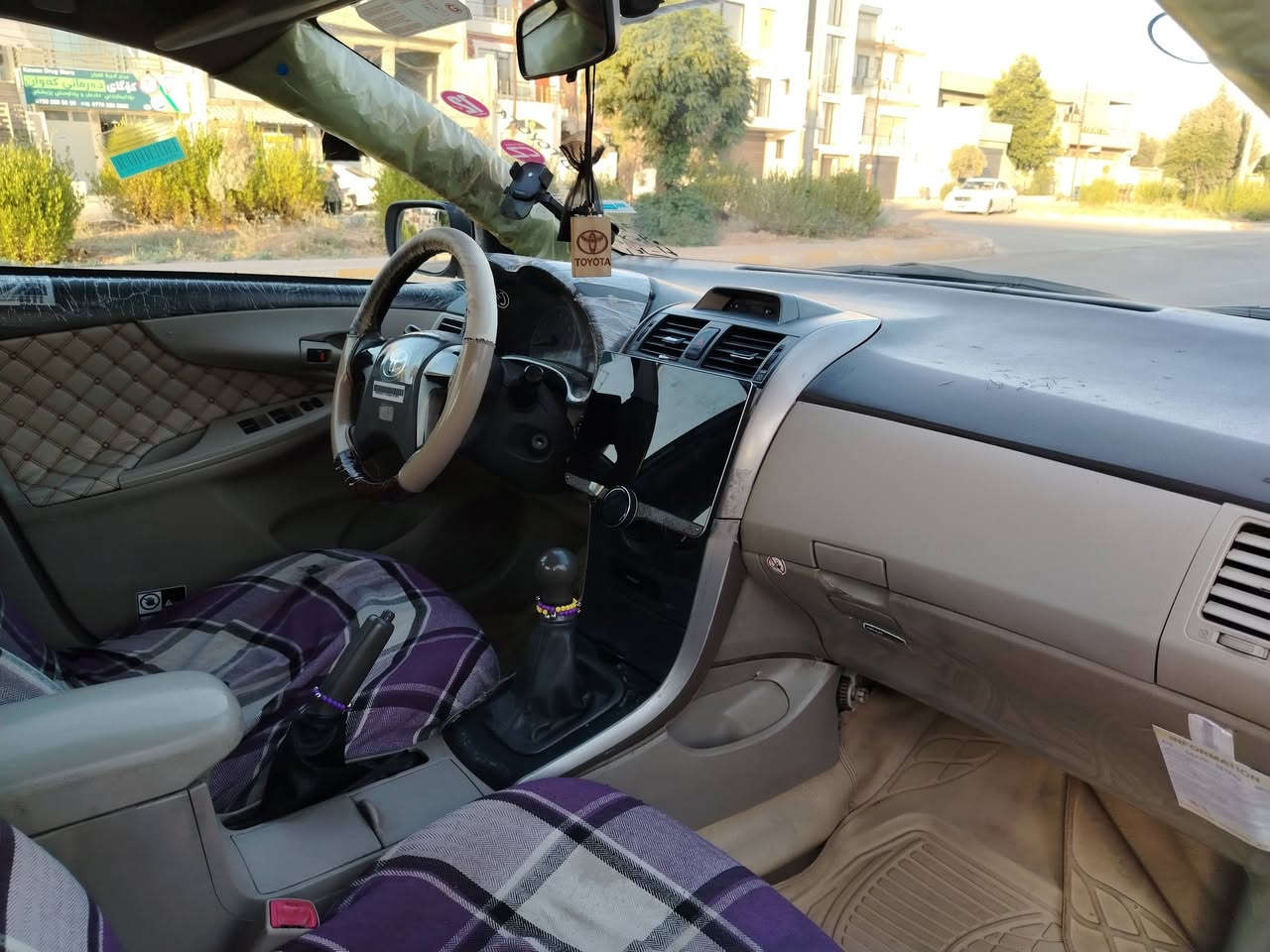کرۆلا 2010 بۆ فرۆشتن ڕەقەم و سەنەوی تازەیە 
کەڤەرێکی گۆراوە سەقفی ڕەشە تەحویل و غەرامە بەشەرت لۆگۆشی نیە گێڕ و مەکینە بەشەرت تەبریدی بەشەرت وردە مەسرەفی تەقە و ڕەقەی تیایە سعری ٨۳$ گەڵا و مەعمەلە
***********
