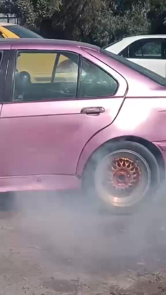 السلام عليكم e36
موديل ١٩٩١
سنويه ورقام جدد قبل شهرين 
هنه والهزه 
مكينه ٦ سلندر مسكر 
كير عادي zf
لونه وردي بس جارد بل سنويه احمر وه وردي تبقه يمك انته تريد تصبغه احمر او وردي البنيد تعبان لن طار  
غرفته يرادله ترتيب 
كشره يرادله صيغ لن جارد ودوس تعبانه
نقص ارفلو 
مكاني حله ورديه خارج
سعر ٣٣ وبي مجال قليل


**إذا كنت صاحب هذا الإعلان وتريد حذفه لأي سبب، رجاءا أرسل رسالة إلى الدعم الفني**