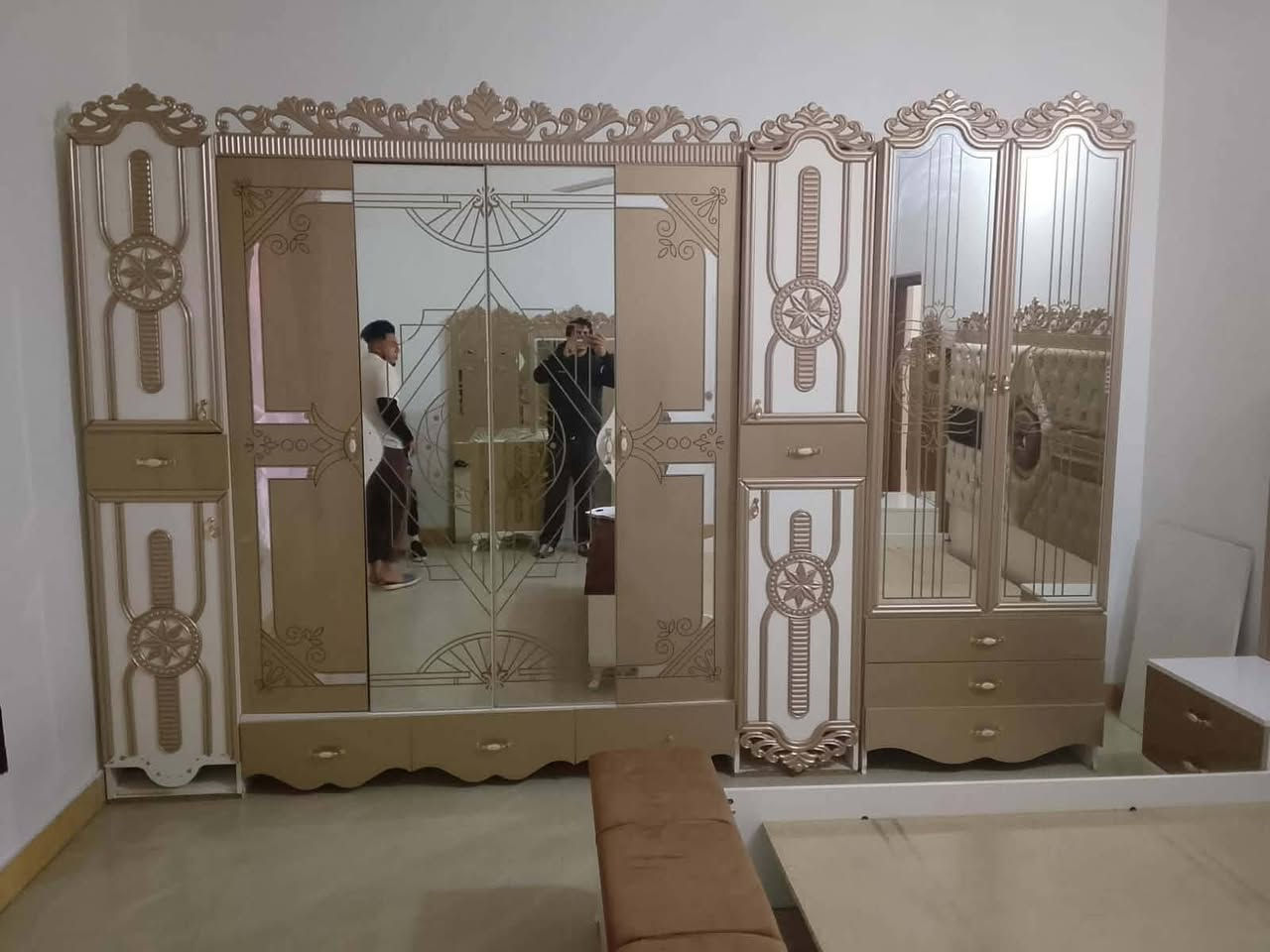 للبيع 
٩ قطع غرفه النوم احمر سعر ٤٥٠ 
٥ قطع غرفه النوم ذهب سعر ٣٠٠ 
٩ قطع غرفه النوم بيجي تركي سعر ٧٠٠
وبيه مجال ع خاص 
مكانه رمادي 
*********** للإستفسار
