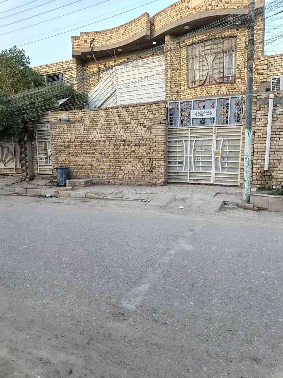 سلام عليكم بيت ومشتمل مفصول للبيع المساحته 200 متر يحتوي الطابق الأول على (استقبال وصاله و مطبخ وغرفتين وصحيات ) والطابق الثاني (غرفتين وصاله وصحيات ) ويحتوي المشتمل على غرفه وصاله و مطبخ وصحيات العنوان نهاوند الثانيه الاربع سايدات قرب مجمع نبض الطبي للاستفسار الاتصال على الرقم *********** ملاحضه بنا جديد صارله 5 سنوات مبني كله جديد
