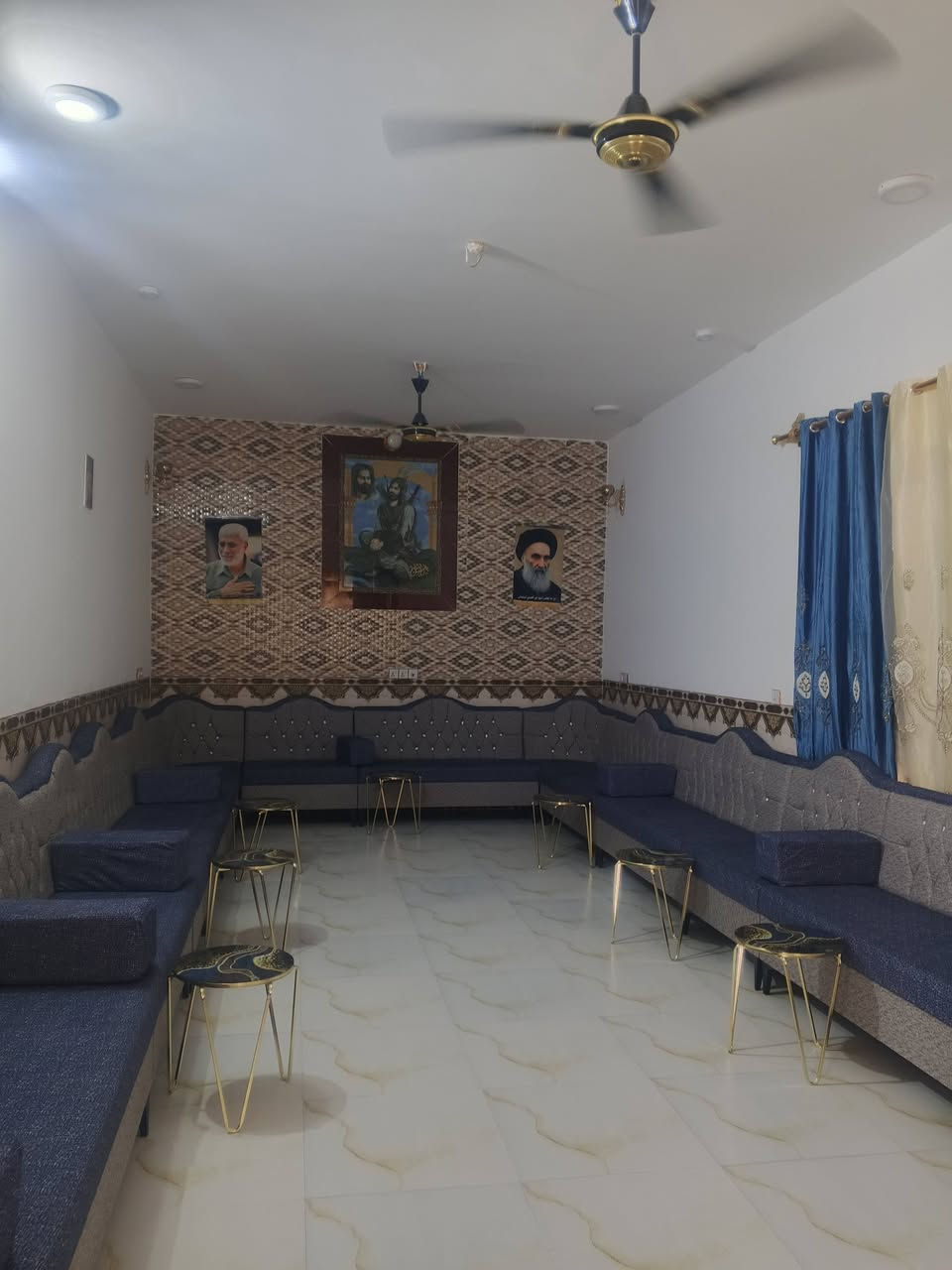 بيت للبيع بحي الصدرين ع حولي الجديد مساحه ٤٠٠مترزراعي يتكون من ديوانية ١٠متر صالة٧ متر غرافتين٥ ونص متر مطبخ بارد ٤متر ومطبخ حار للبيت ركن ع شارعين ***********
