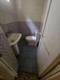 يتوفر بيت الايجار في منطقة حي الفرات الهياكل قرب حسينية المصطفى وجامعة...