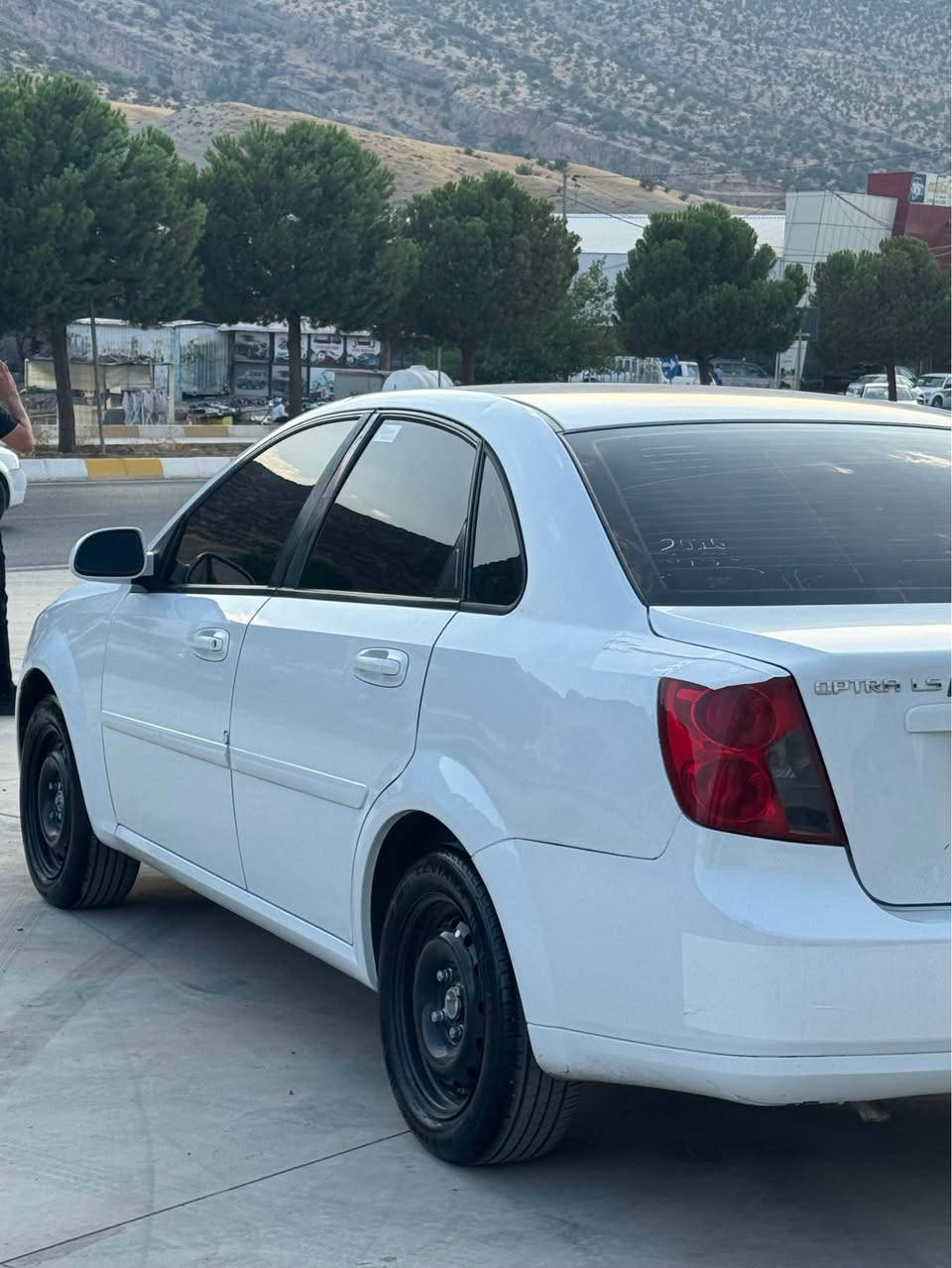 Chevrolet Optra 2010 
بێ بۆیاخ 
بێ تەزرە
گێر و مەکینەی بە شەرت
نرخی ٧١ مەجالەکی زۆر کەم 
ژمارە مۆبایل ***********
تکایە موشتەری تێل بکە جوابی نامە نادرێتەوە أربيل, العراق
