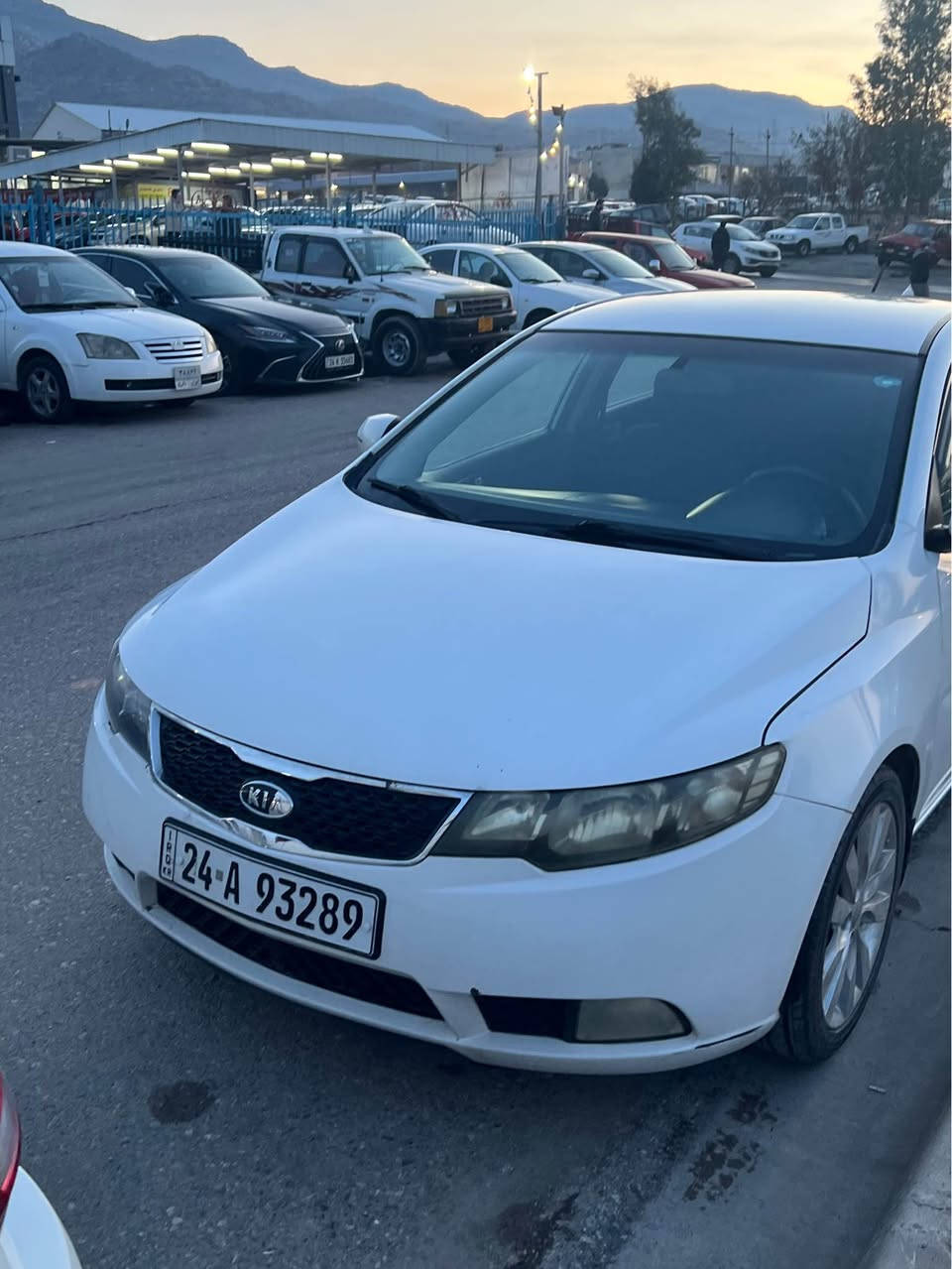 كيا سيراتو 
رقم سنوي جديد
طخم تاير باتري جديد
مرايات شفط تحكمات بلستيرن
ثلاثا كير شفتات كير بلستيرن 
السياره على وضع الشركه
مسجل وتبريد بيانو 
كير محرك بشرط لامفتوح لاملعوب بي 
جاملغ ونص بوند صبغ بلا شاصي بشرط 
المشي180كيلو
رقم تلفون*********** ***********
السعر 103$ دهوك, العراق
