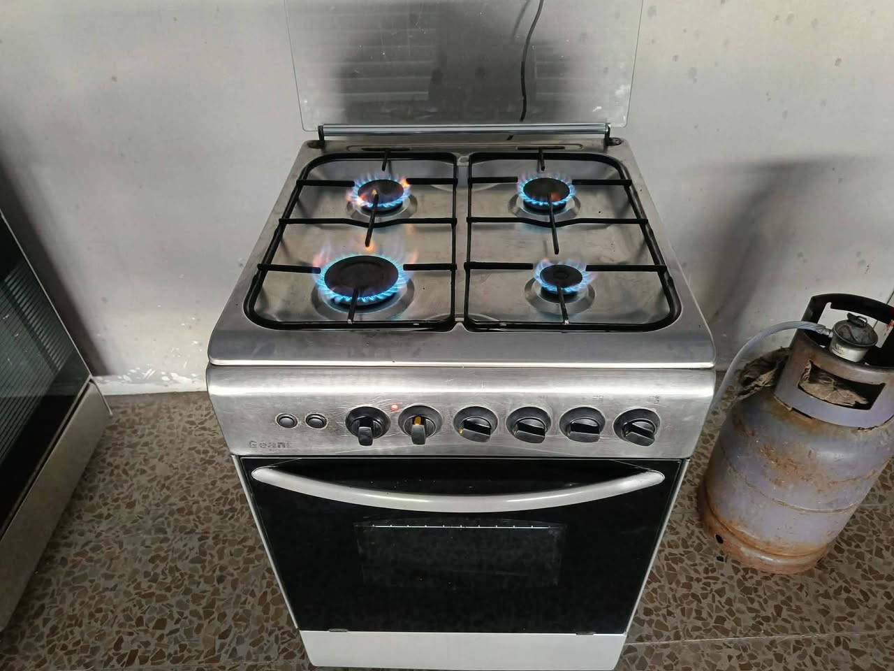 للبيع طباخ تركي نظيف جدا شغال كامل عيون وفرن وقداحات وشواية وكلوب..
قياس 60×60
السعر 70 الف


**إذا كنت صاحب هذا الإعلان وتريد حذفه لأي سبب، رجاءا أرسل رسالة إلى الدعم الفني**