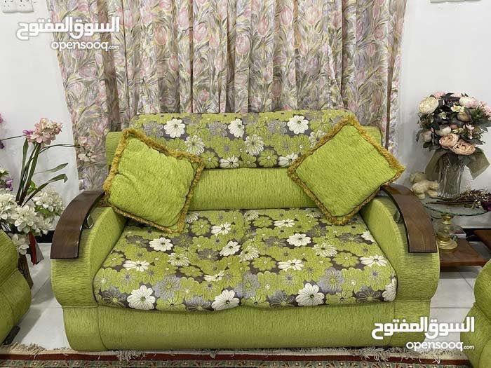 قنفات تركي
اللون: أخضر
العدد: ٥ قطع
الجلد سليم
الخشب سليم
القماش سليم
وحدة من المقاعد بيها خسفة بسيطة وتتصلح
النظافة: ٧٥٪؜
القنفات نظيفات وجاهزات للاستخدام
 -العنوان : البصرة المعقل 
-السعر :٣٥٠ الف
-الرقم : ***********
