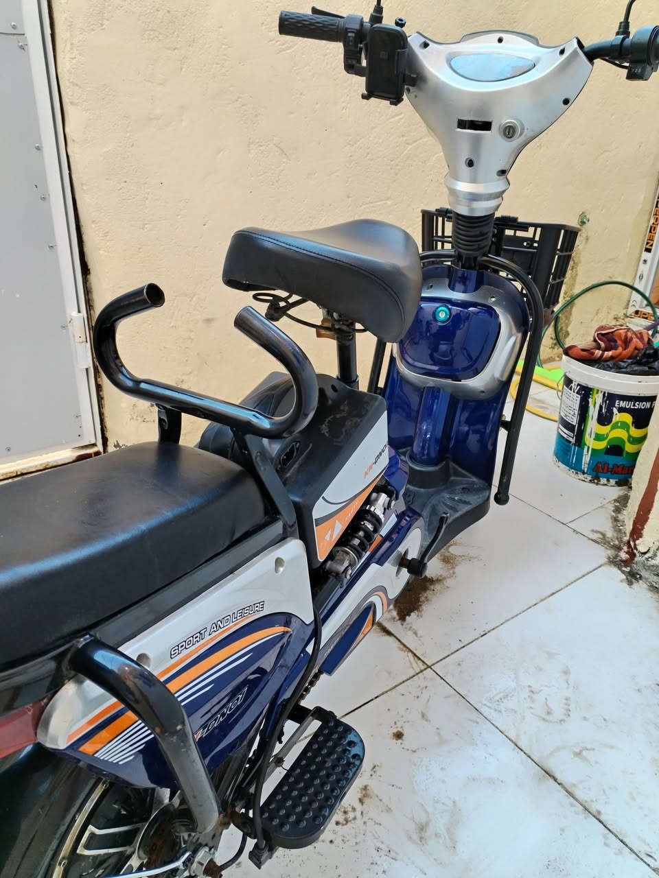 سكوتر جديده صار شهر من ماخذه برغي ما مفتوح بيه السعر 280 العنوان طوريج قرب مستشفى الهنديه ***********
