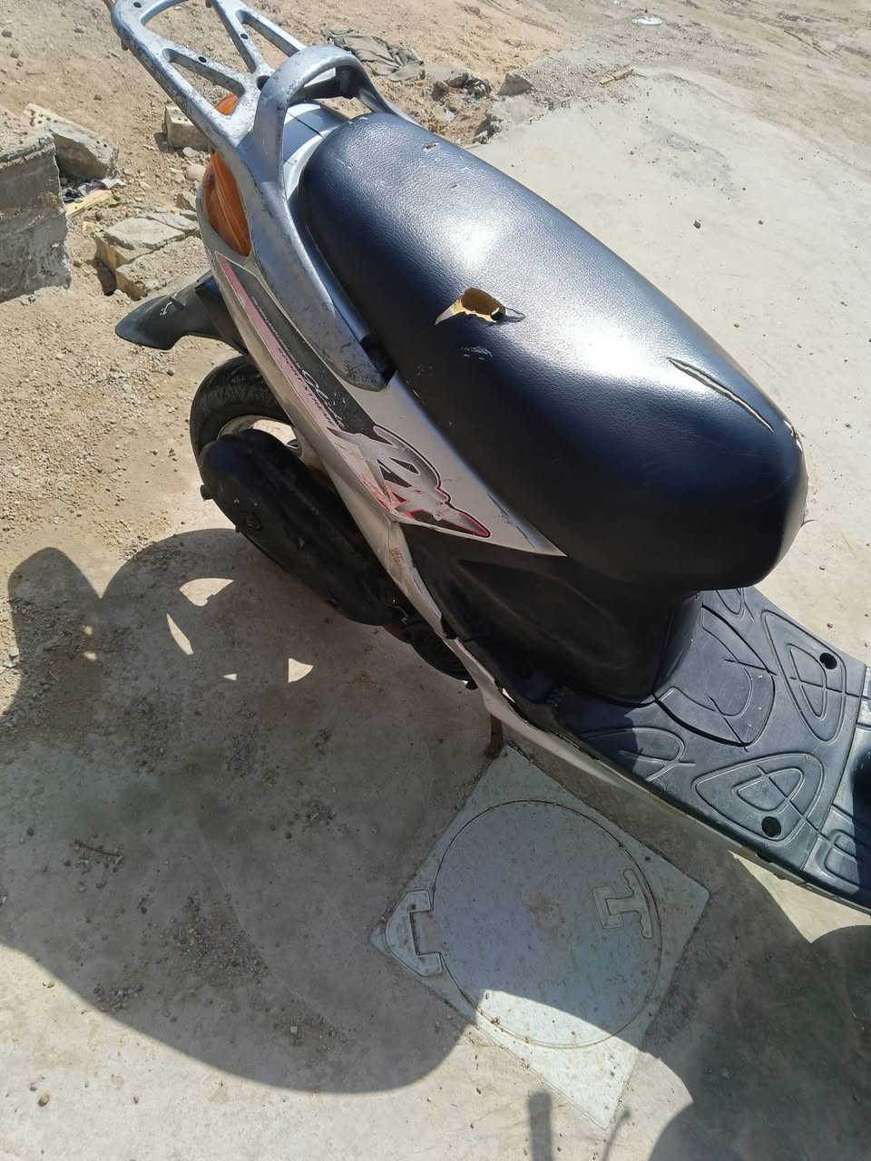 السلام عليكم شباب دراجه للبيع اكزز ياباني السرعه 100 دراجه كلها شغاله نگره سلف كيج بانزين شغال اشاير شغاله نقص بس رون مال سرعه مابي قمجي دراجه خير من الله السعر 250 وبيها مجال قليل العنوان بغداد حي السلام خلف مركز الخنساء قرب مستشفى الفضيليه العام رقم الهاتف *********** متواجد واتس اب فقط
