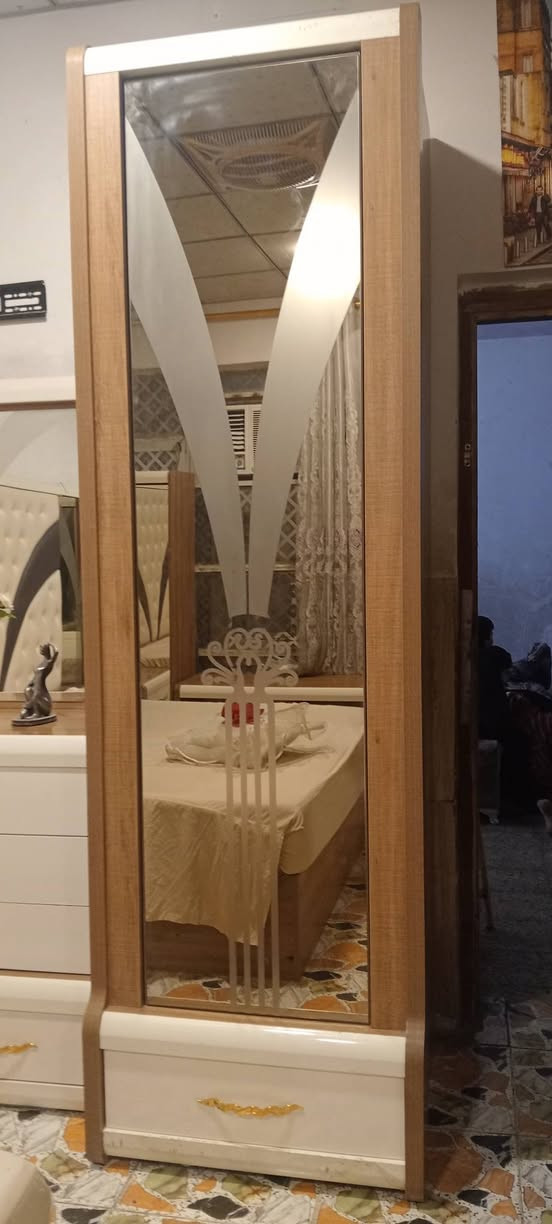 السلام عليكم غرفه نوم تركي اصلي درجه اولى نضيفه 9 قطع ضخمه صوميه خشب تسگام صبغ حراري للبيع  للاستفسار  الاتصال على الرقم  (***********)
