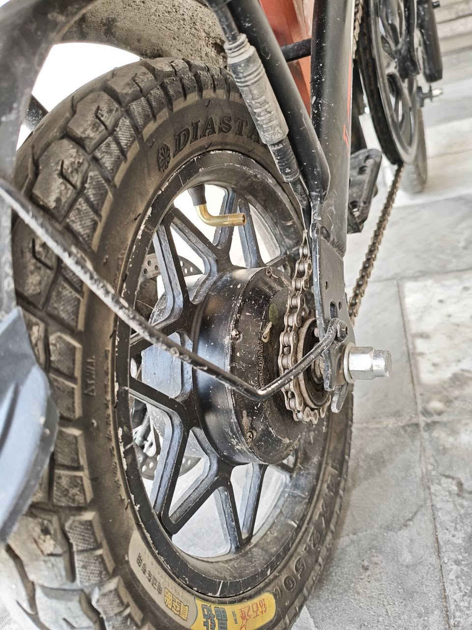 سلام عليكم بايسكل شحن بطاريته ليثيوم أخذته 2019 ولحد هسه بطارياته تشتغل سرعه 35 حقيقي مبرمج شلعه اول مادوس تعلك سعر 300 وبيها مجال  مكاني بغداد كراده داخل تواصل ***********
