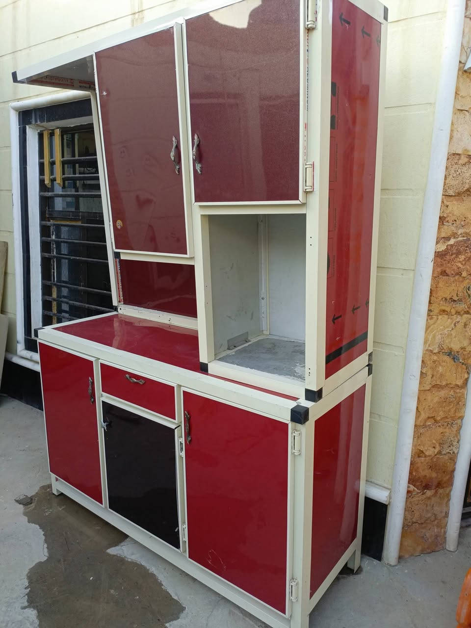 كاونتر الاحمر متر ونص ارتفاع مترين 
سعره 140    سنك نضيف  متر ونص 
سعره 110  مكان بابل لكفل 
كاونتر 3 متر كرانيت 330 
***********
