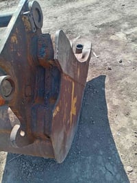 للبيع كيلة حفارة هيتاشي بلادية حجم ٨٠ بيم ٧٠  عنوان بغداد للأستفسار 07...