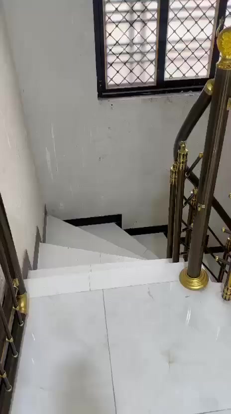 🪧عرض للايجار🪧
💵💵💵💵💵
بيت طابق ثاني معزول جديد كارتون 

يحتوي على غرفتين نوم وصاله وديوان ومطبخ وحمامات ثنين

السعر ٦٠٠ الف قفل
💚🍀
للاستفسار ***********
