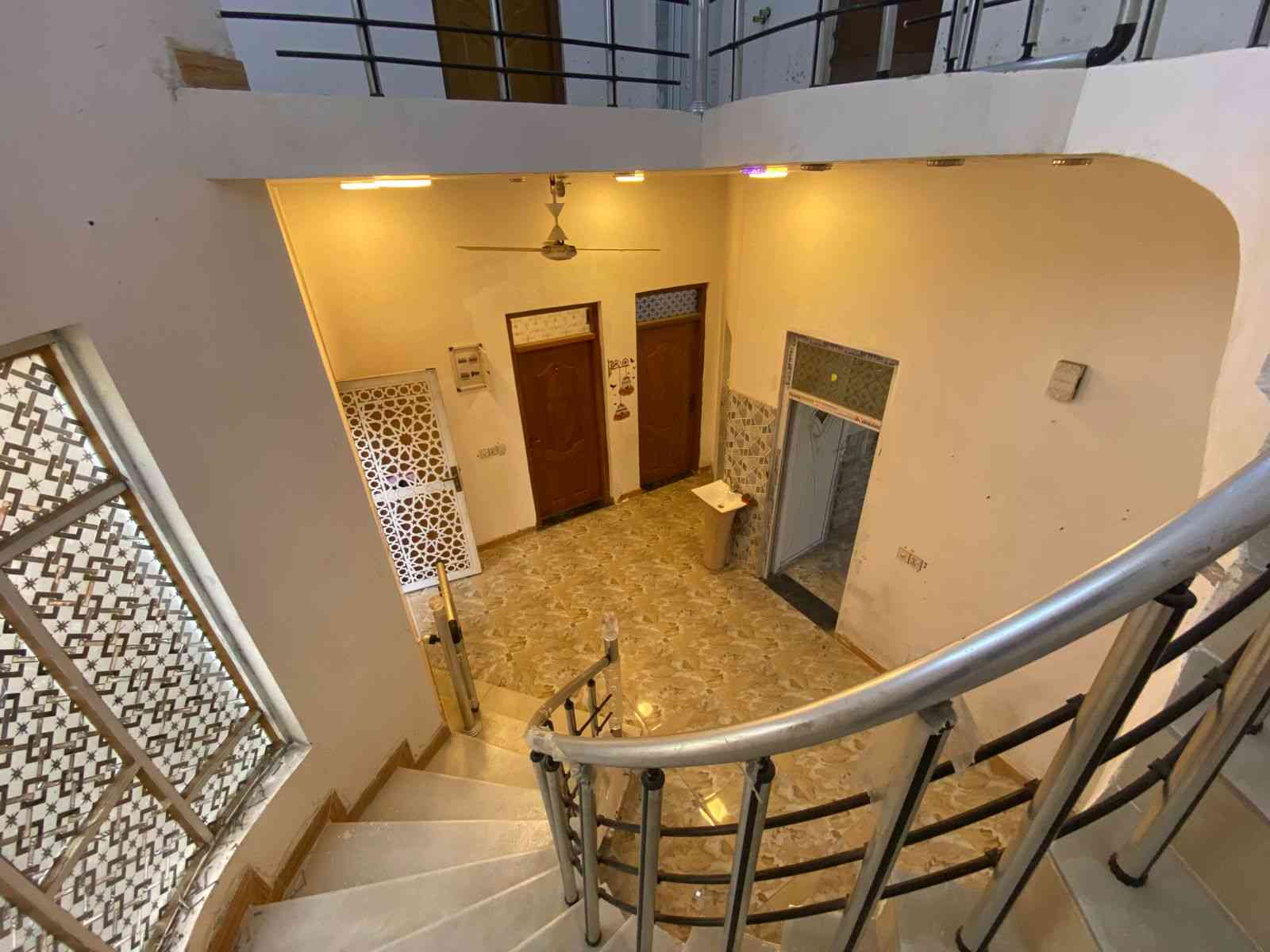 💥 دار طابو صرف ركن حي الرسول قرب مستشفى الولادة 🩵 ✅ (فارغ غير مؤجر)💥 ⚜️البيت للبيع جاهز⚜️ للسكن ⚜️ كونكريت مسلح ⚜️عرض الشارع 12متر على ساحه ⚜️  ✅فارغ حالياً 🏠  _____________________________________________ 🏤يحتوي البيت ع 🏤 طابق ونص 💥 💥 غرف نوم عدد 2 🔀💥 آستقبال 🔀💥 صاله 2  صحيات 🔀💥 مطبخ 🔀💥🔀💥 مناور2 ❇️  ____________________________________________ المكان 💥⚜️💥( حي الرسول)( المربع المقابيل مستشفى الولادة)  حي الرسول ♦️ المساحه💥⚜️💥(100)م ركن  (10×10) السعر 💥⚜️💥 170 قابل للتفاوض   💜 _____________________________________________ 👑تريد عقارك ينباع ماعليك سوئ  المراسله والباقي علينه ‏#للاستفار... او عرض عقارك 🏛🖥🏛 ‏***********☎️***********☎️ ‏💢لمتابعةاحدث  العروض وافضلها انظم لقناتنا على الواتساب بالضغط على الرابط ادناه 👇 https://chat.whatsapp.com/JA9f5bBFuLKFBj2zfh4xL0?s=sh&p=a&ilr=0&amv=0 ‏
