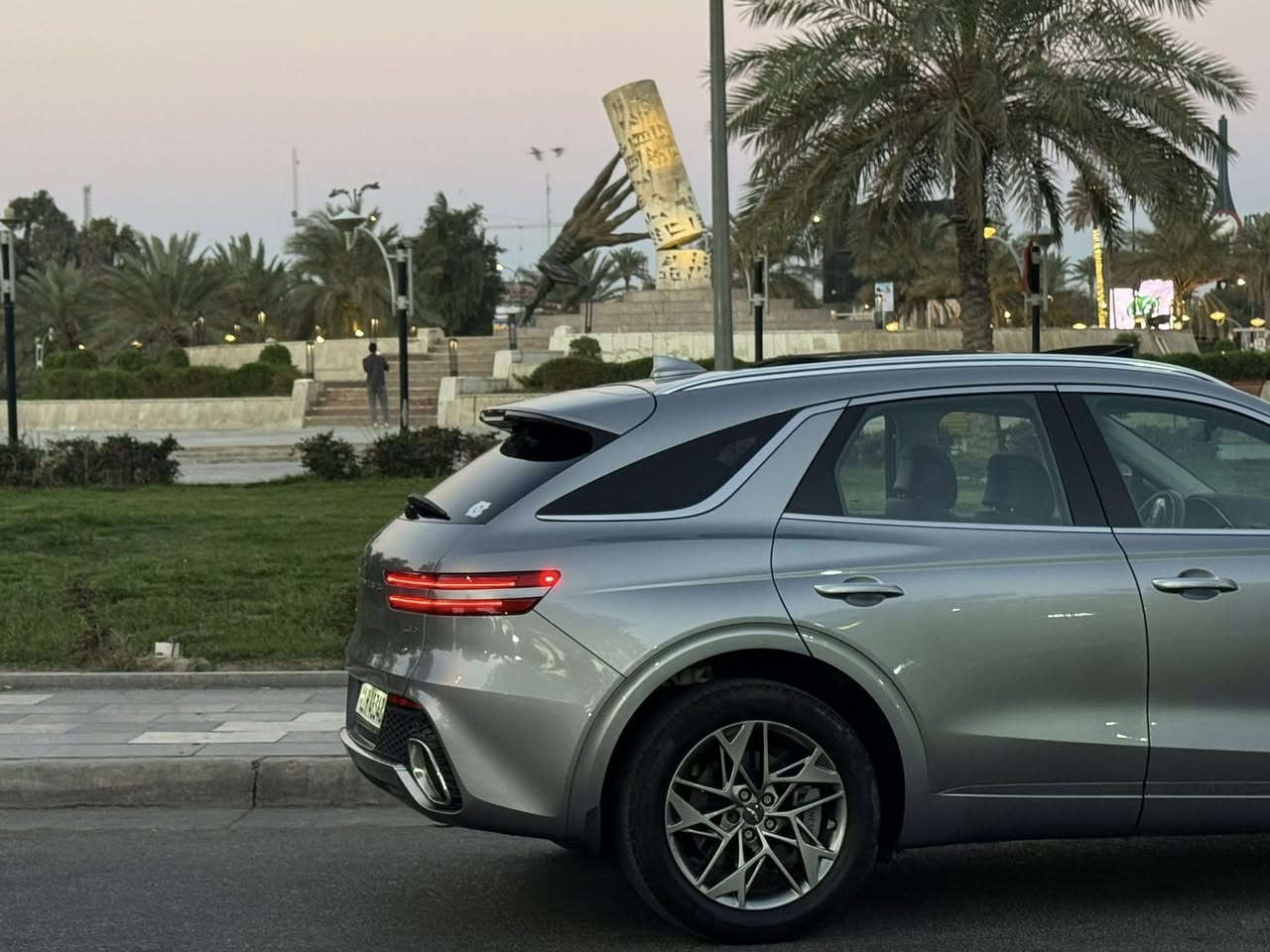 GENESIS GV70 2024 
V4 2.5T🚀🚀
الحادث : بنيد مبدل نفس اللون + باب السائق صبغ فقط
حالة الايرباك : ستيرن + بردة السائق 
الشاصي واللغد والدواخل والحوض سليمات مكفولة 100‎%‎ 
والسيارة بيها سونار 
رقم السيارة بغداد شهداء باقيلها تقريباً سنة ونصف 
تفاصيل التصليح : السيارة مبدللها سيت راديترات ومروحة اصلي شركة جديد لايتات اصلي دعامية مال 2026 السيارة مابيها نقص ابد ولا دينار  
السيارة ماشية:( 23 الف مايل )
المواصفات : 
1-بصمة دخول ذكي وابواب وبصمة جنطة
2- سقف بانوراما 
3- مقاعد جلد + كهرباء + ميموري خزن 
4- مري شفط + قلاب على البك + ترحيب علامة جنسيز+اشاير+ نقاط عمياء
5- صندوق كهرباء ( شفط) 
6- رادارات امامي وجانبي وخلفي وتحذير تصادم والخروج عن المسار 
7- حساسات خلفية 
8- اوتو هولد + اوتو ستوب 
9- 5 وضعيات قيادة ( سبورت - ايكو - نورمال- سمارت- سناو ثلجي)
10- السيارة تجي فئة فور ويل (4WD)
11- ابل كاربلي واير ليس + واير + اندرويد اوتو وايرليس و واير 
12- شاحن لاسلكي + منافذ شحن يو اس بي + منافذ تايب سي
13- قطعتين تبريد امامي وخلفي + تدفئة بالمقاعد والستيرن
مكان السيارة بغداد 
للاستفسار تفضل خاص او اتصل وتدلل
***********
