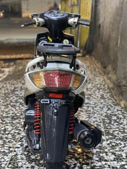 السلام عليكم 
سكنس فحل كوري 
دراجة كاملة ما بيهة اي نقص 
مصلح بيهة بس الكور 
فيت بم+بلك+فلتر شوتة كلهن جدد 
السعر 600 وبيهة مجال 
عنواني الحرية 
***********
