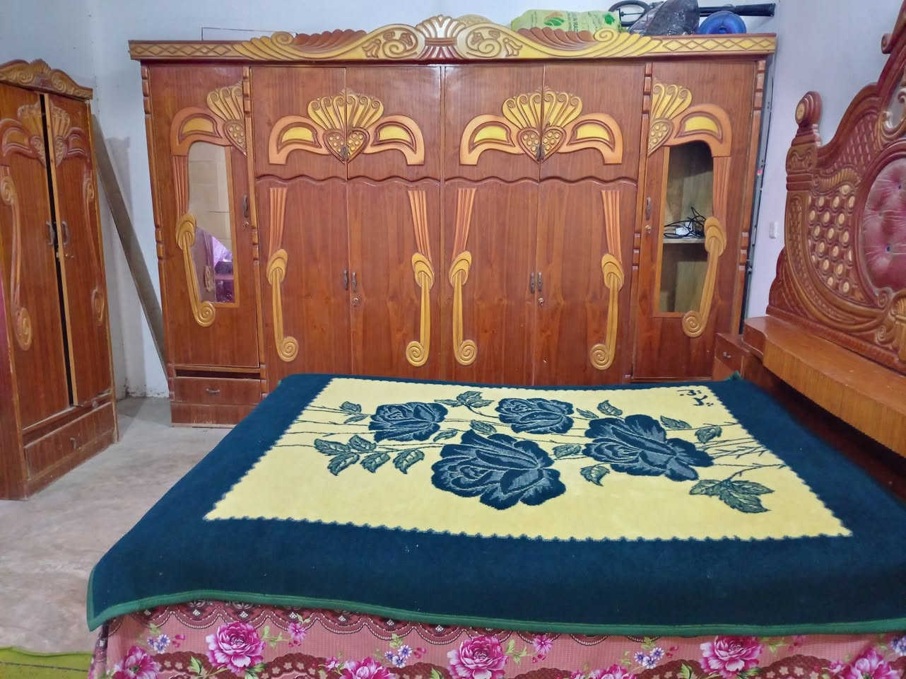 غرفه للبيع راسلوني على رقم ***********
