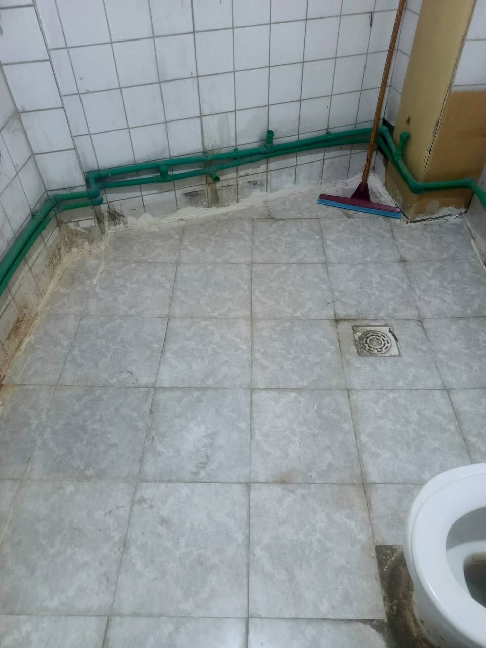 شقه مؤثثه للإيجار غرفة وصاله مع نت وكهرباء سحب 
العنوان كراده داخل سبع قصور على أبو نؤاس طابق ثاني عوائل فقط رجاءا
وعندي فديو إيجادها من الأخير 550الف بدون دلالية
*********** أبو محمد
