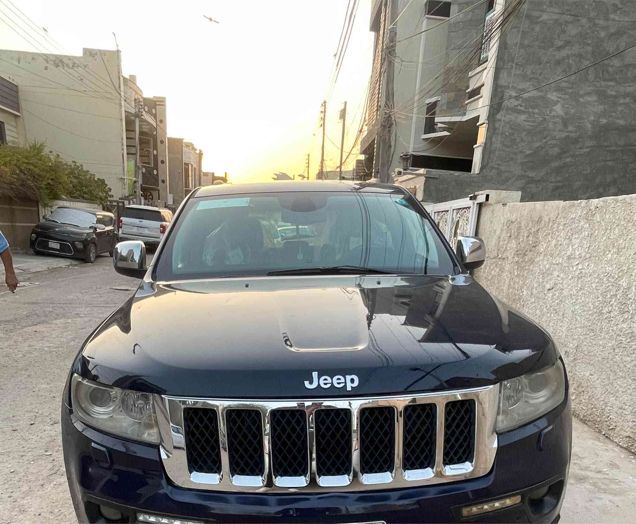 السلام عليكم 
للبيع او مراوس جيب 2012 خليجي  5700 فول اوفر لاند ومعروفه مواصفات الاوفر لاند بيها صبغ حزام  السياره سليمه لا لغود لا شواصي السياره كامله مكمله كشنات جدد مشغلهن بلاديات 
بس الجكات ملغيه  شاد بدالهن دبلات 
السعر 137 وبيها مجال 
*********** بغداد, العراق
